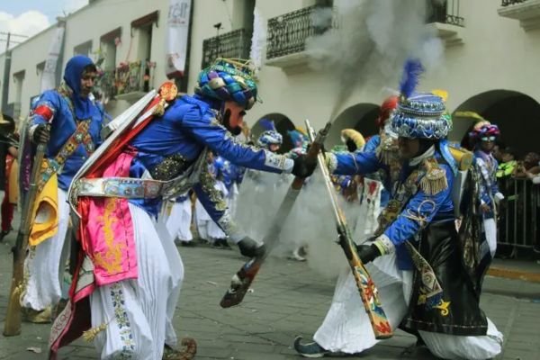 festivales y tradiciones poblanas que enriquecen la vida familiar