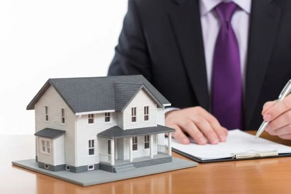 Pros y contras de contratar un administrador de propiedades