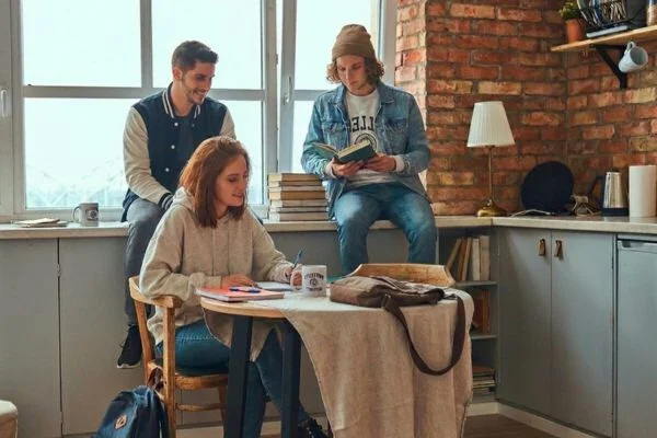 ventajas de rentar a estudiantes universitarios